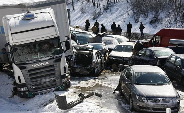 Hromadná nehoda se stala 20. bezna na stém kilometru dálnice D1 nedaleko obce Skorkov na Jihlavsku. Více ne sto osobních a nákladních vozidel do sebe ponaráelo v prudké a husté snhové pehánce.