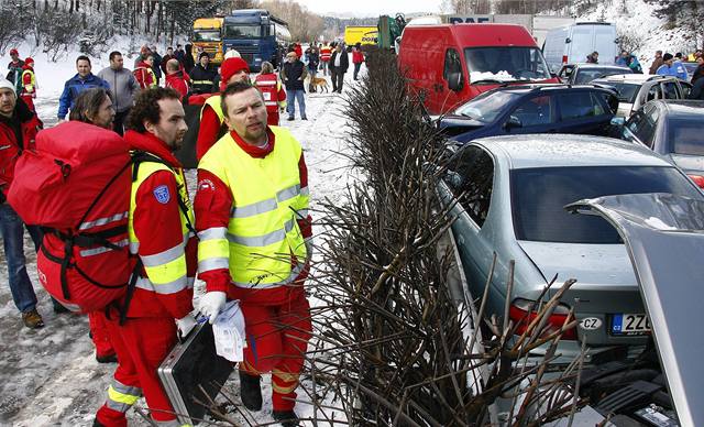 Hromadná nehoda se stala 20. bezna na stém kilometru dálnice D1 nedaleko obce Skorkov na Jihlavsku. Více ne sto osobních a nákladních vozidel do sebe ponaráelo v prudké a husté snhové pehánce.