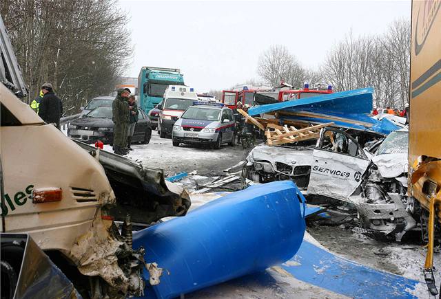 Havárie asi 60 aut zablokovala provoz na dálnici A1 spojující Víde se Salcburkem.