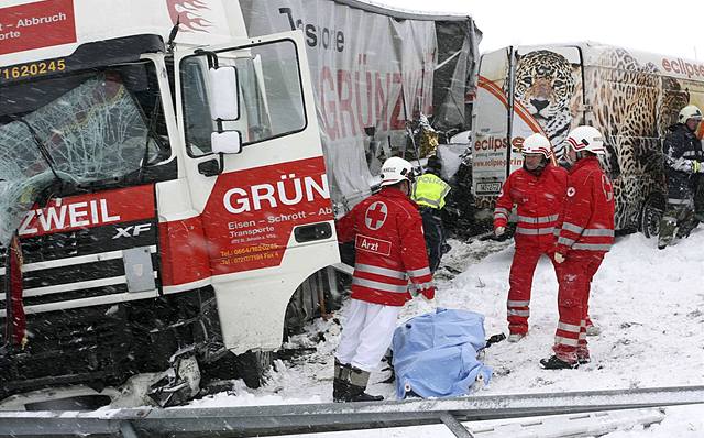 Havárie asi 60 aut zablokovala provoz na dálnici A1 spojující Víde se Salcburkem.
