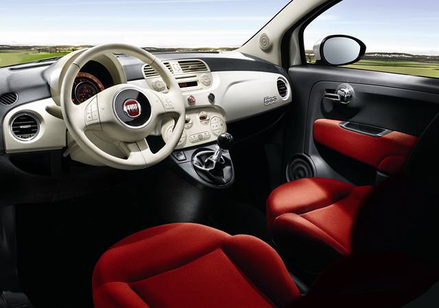 Fiat 500 je pohledným vozem, který je k dispozici pouze s tídveovou karoserií.