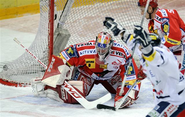 Branká HC Slavia Praha Adam Svoboda práv dostal druhý gól z hokejky Václava Pletky z týmu Bílí Tygi Liberec (vpravo vpedu).