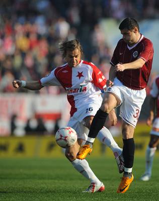 Marek Kuli ze Sparty (vpravo) a hrá Slavie Jaroslav erný v praském fotbalovém derby, které se hrálo 31. bezna na Strahov. 