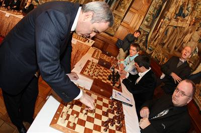 Nedlní simultánka. Garri Kasparov si zahrál v esku achy napíklad proti Janu Klausovi nebo Igoru Nmcovi.