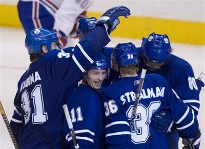 Jií Tlustý (v dresu s íslem 11) pijímá od spoluhrá z Toronta Maple Leafs gratulace ke gólu. 