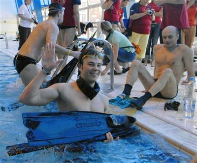 Martin Homa (vpedu) byl 30. bezna posledním plavcem estnáctilenné skupiny freediver, kteí v Ostrav vytvoili nový svtový rekord ve tafetovém plavání pod vodou.