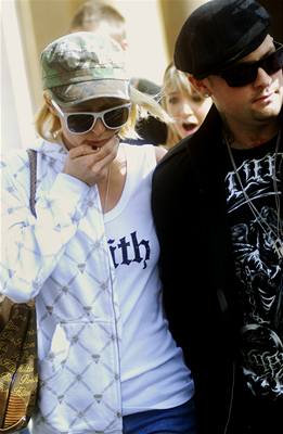 Paris Hilton se svým přítelem Benjim Maddenem se prochází Prahou.