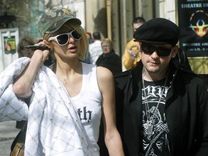 Paris Hilton se svým přítelem Benjim Maddenem se prochází Prahou.