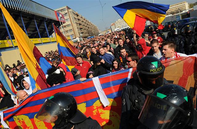 Sparantí fanouci se houfovali u stadionu Sparty a vyrazili spolen za doprovodu policie na Strahov.