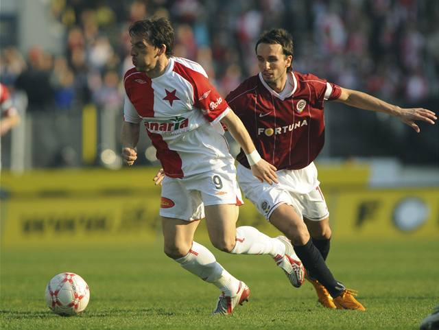 Goce Toleski ze Slavie (vlevo) a hrá Sparty Tomá Sivok v praském fotbalovém derby, které se hrálo 31. bezna na Strahov.