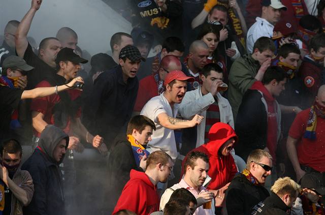 Derby ovlivnilo ádní fanouk obou tábor.