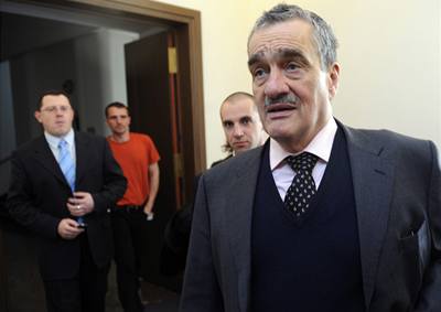 Ministr zahranií Karel Schwarzenberg pichází na spolené zasedání poslanc a senátor KDU-SL, na nm by lidovetí zákonodárci mli 8. dubna v Praze hovoit o pípadném umístní americké radarové stanice v eské republice. 