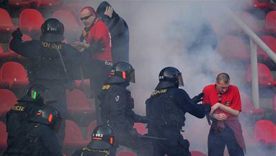 Policisté museli zasahovat proti fanoukm fotbalové derby Sparty a Slavie na Strahov.