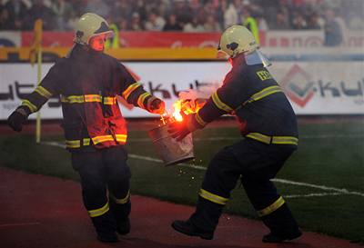 Hasii v akci na strahovském stadionu, kde se hrálo praské fotbalové derby Slavia - Sparta.