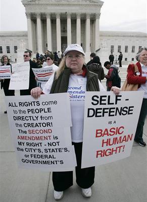 Právo od Stvoitele. Sebeobrana je jedním ze základních lidských práv, hlásají slogany aktivistky ve Washingtonu.