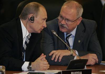 Ruský prezident Vladimir Putin (vlevo) a slovenský prezident Ivan Gaparovi pi summitu NATO v Bukureti.