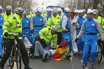 Demonstrující mu se snail dostat k olympijské pochodni. Byl vak zadren londýnksou policií.