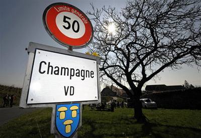 Cedule s názvem švýcarské obce "Champagne."