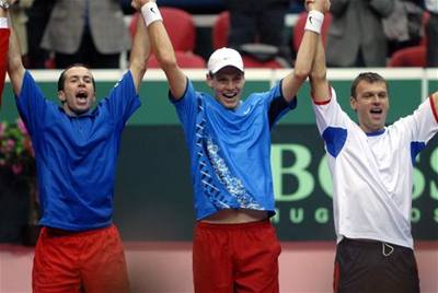 Radek Štěpánek (vlevo) a Tomáš Berdych (uprostřed) se radují spolu s Pavlem Víznerem z vítězství ve čtyřhře proti Belgii v utkání prvního kola Světové skupiny Davisova. 