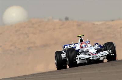Kubica v bahrajnské pouti. 
