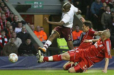 Abou Diaby (nahoe uprosted) stílí gól Liverpoolu. 