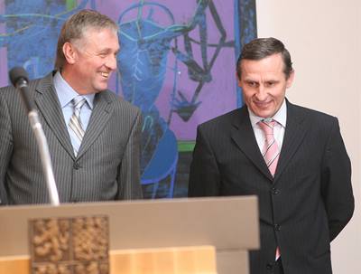 Premiér Mirek Topolánek a vicepremiér a ministr pro místní rozvoj Jií unek.
