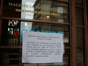 Ostravt ednci mli s nov zavdnm systmem takov pote, e oddlen registru silninch vozidel radji uzaveli. Na budov  adu visely hned ti velk oznmen magistrtu vysvtlujc, e registrovat vozidla a jejich zmny nen mon. 
