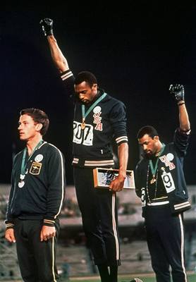 Slavná fotografie sprinter Tommieho Smithe a Johna Carlose z roku 1968.