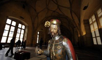 Sedm čelních představitelů státu odemklo korunovační klenoty. Budou k vidění ve Vladislavském sále Pražského hradu.