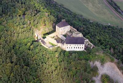 Hrad Toník. Cesta k nmu strm stoupá.