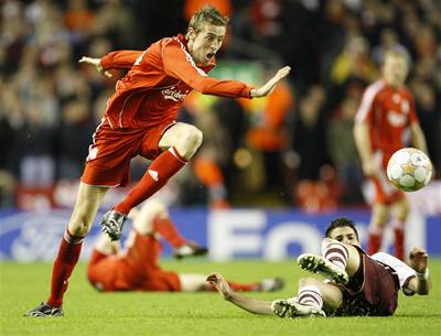 Peter Crouch stílí na branku Arsenalu. 