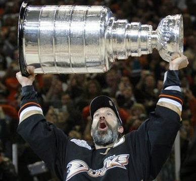 Kapitán hokejist týmu Anaheim Ducks Scott Niedermayer se Stanley Cupem .