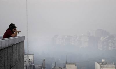 Buenos Aires zahalil hustý kouř z požárů. 