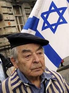 Osvtimsk veze Oldich Strnsk na pochodu proti rasismu a antisemitismu.