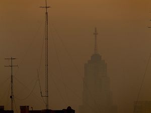 Buenos Aires zahalil hustý kouř z požárů. 