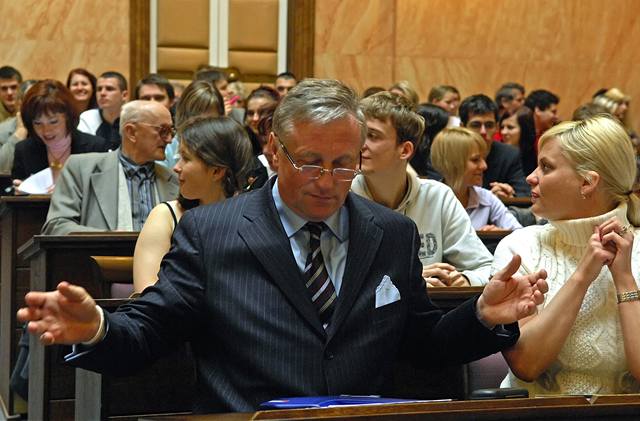 Premiér Mirek Topolánek vypovídal jako svdek ped Ústavním soudem v Brn. Ten projednával zdravotnickou ást vládní reformy veejných financí.