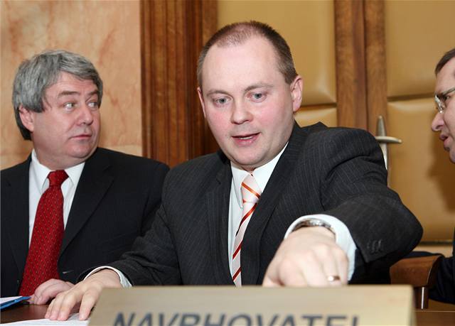 Poslanec a pedseda poslaneckého klubu SSD Michal Haek (vpravo) u ústavního soudu v Brn. 
