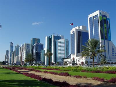 Dubaj. Supermoderní obchodní centrum oblasti s vysokými mrakodrapy a honosnými sídly.