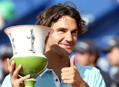 Federer s trofejí pro vítze. 