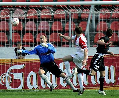 Zdenk Koukal dává první gól zápasu.