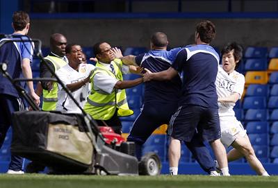 Bitku po zápase Chelsea s Manchesterem Utd. mla zaít hrubá uráka na adresu obránce Evru.