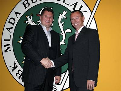 Předseda představenstva BK Mladá Boleslav Jan Plachý (vlevo) představil bývalého tenistu Cyrila Suka jako nového generálního manažera nováčka hokejové extraligy.