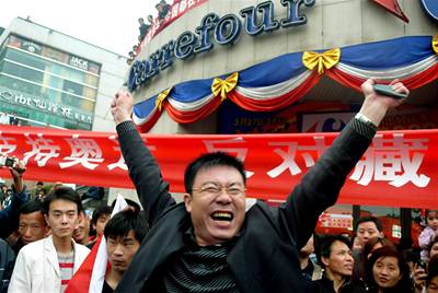 íané ve svt demonstrují proti zaujatosti západních médií a proti francouzské podpoe Tibetu. Vyzývají k bojkotu francouzského zboí a hyprermarket Carrefour.
