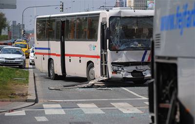 V Hostivai v Praze 10 se 27. dubna ped polednem stetly dva autobusy, které vezly dti na kolu v pírod. Na míst zasahovala záchranná sluba a policie. 
