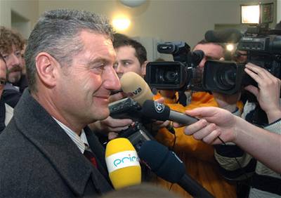 Bývalý sportovní editel klubu Jaroslav Hastík hovoí s novinái po vynesení rozsudku v korupní afée nkdejího fotbalového klubu 1. FC Synot.