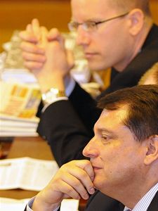 Pedseda SSD Ji Paroubek a mstopedseda strany Bohuslav Sobotka poslouchaj projevy enk na zasedn Poslaneck snmovny.