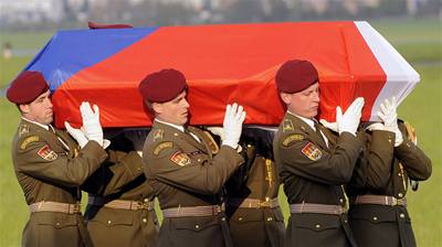 Do eska piletli v sobotu veer voják zabitý v Afghánistánu a jeho zrenní kolegové.