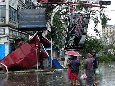 Cyklon se prohnal Barmou.