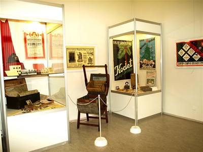 Výstava ukazuje staré reklamy spolu s výrobky.