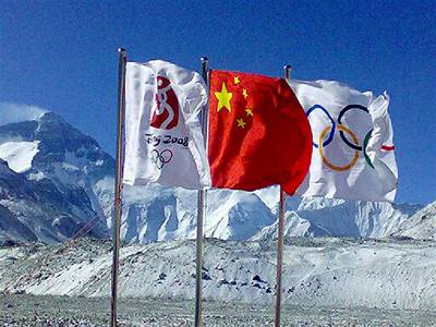 Vlajky vlají jen pod Mount Everestem. 